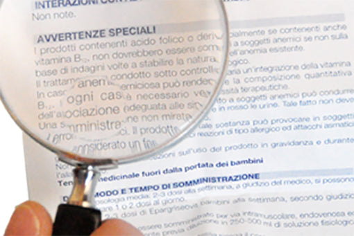 foglietto illustrativo con lente d'ingrandimento