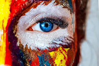 occhio di donna con trucco colorato
